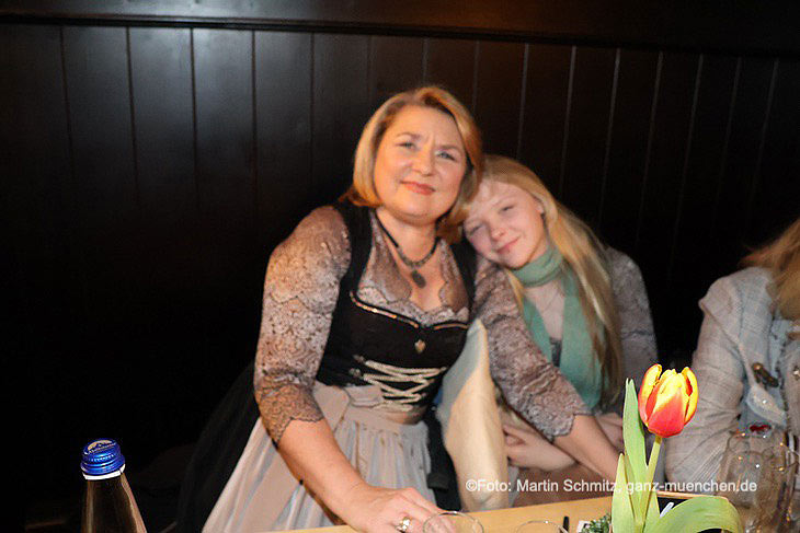 Angela Wiedl mit Tochter Gina  "Weiberwirtschaft" am 03.02.2026 der Iberl-B&uuml;hne (&copy;Foto: Martin Schmitz ) 